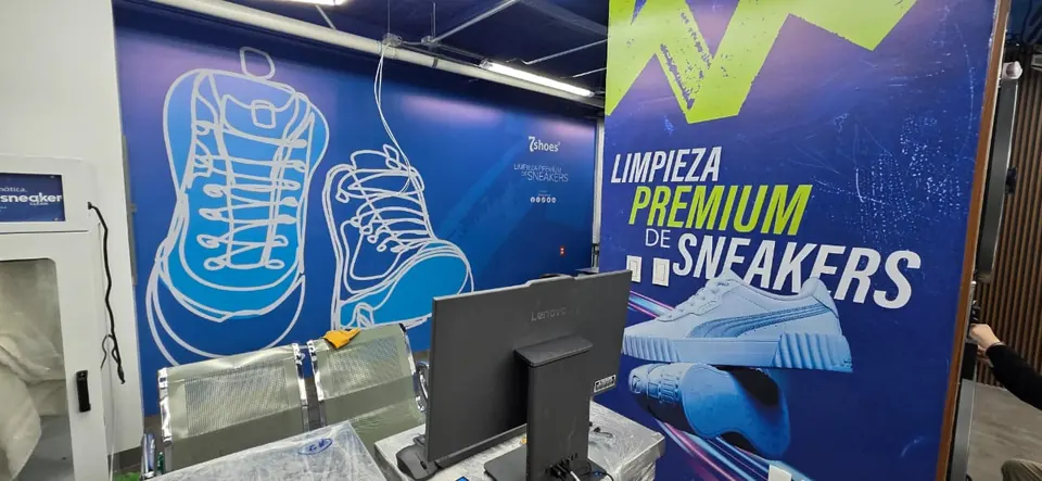 Interior de una tienda 7shoes con maquinaria especializada